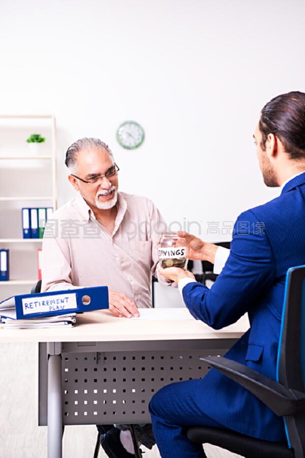 給老人提退休建議的財務顧問;給老人提退休建議的財務顧問