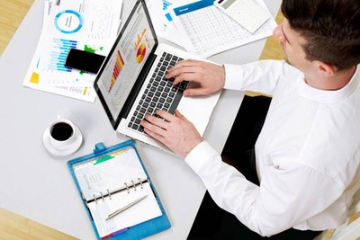 財務數據分析。一個在辦公室里工作的商人的特寫照片。選擇性聚焦